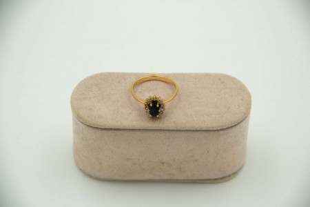 Anel de ouro amarelo com diamantes em talhe brilhante e safira Australiana