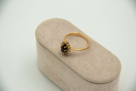 Anel de ouro amarelo com diamantes em talhe brilhante e safira Australiana