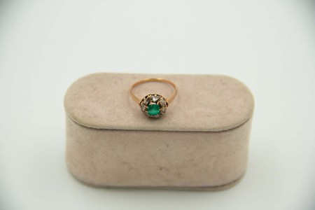 Anel de ouro amarelo com diamantes (7) coroados e esmeralda lapidada.