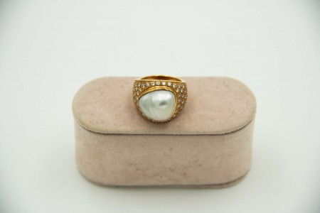 Anel de ouro amarelo com pérola barroca e diamantes (56) em talhe brilante 8/8.