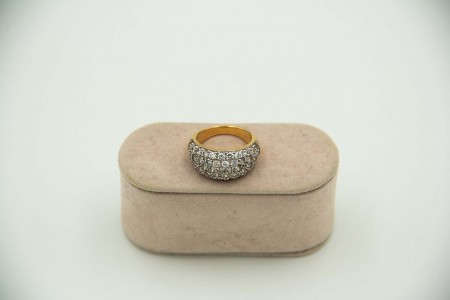 Anel de ouro amarelo com aplicação de pedras calibradas.