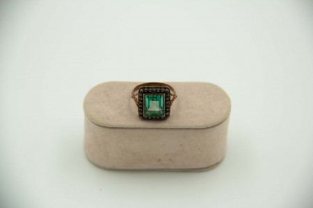 Anel de ouro e prata com lascas de diamantes envolvendo turmalina lapidada.