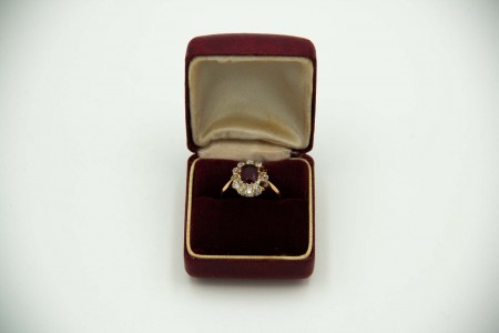 Anel de ouro amarelo com diamantes em talhe brilhante antigo e rubi lapidado