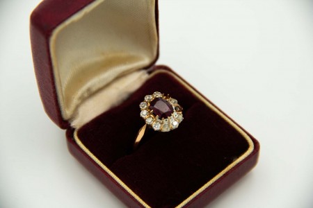 Anel de ouro amarelo com diamantes em talhe brilhante antigo e rubi lapidado