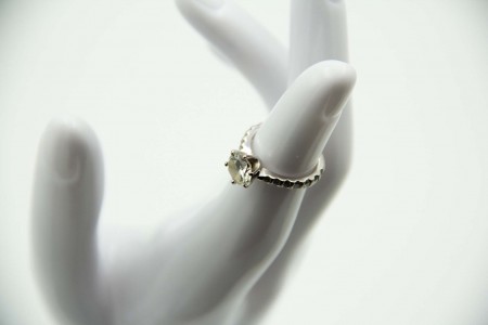 Anel em ouro branco com diamante em talhe brilhante e catorze (14) laterais