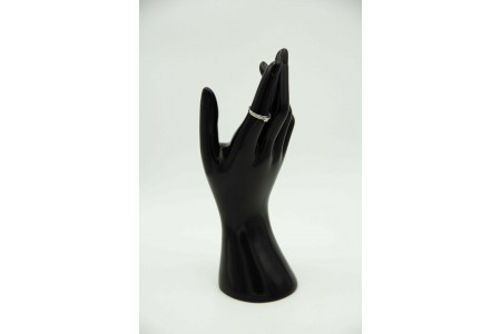 Anel em ouro branco ao estilo solitário com diamante em talhe brilhante 