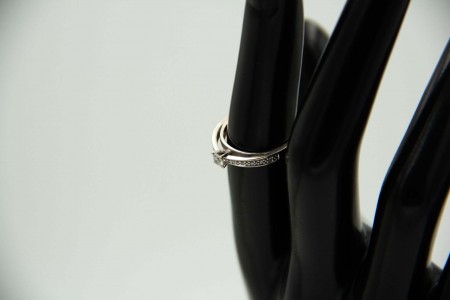 Anel em ouro branco ao estilo solitário com diamante em talhe brilhante 