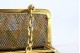  Bolsa de Toilette em ouro amarelo e branco com losangulos definidos