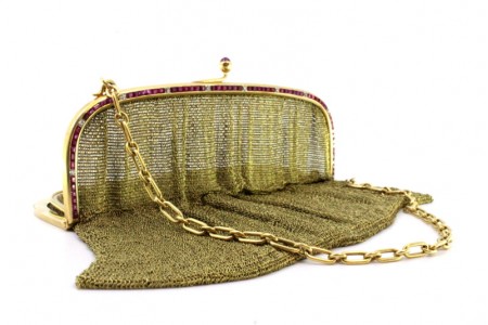 Bolsa de toilette em ouro com rubis calibrados e diamantes em talhe brilhante 