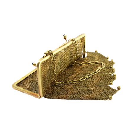 Bolsa em malha de ouro de dois tons, com arco liso cabochons negros no fecho e onze pingentes em forma de bolas com corrente em malha cadeado