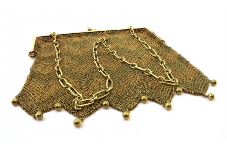 Bolsa em malha de ouro de dois tons, com arco liso, cabochões negros no fecho 