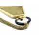 Bolsa em malha em ouro com gravações no arco, pingentes pendentes, argola revestida e fita de transporte.