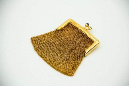 Porta moedas em ouro  amarelo de malha dupla, duas divisórias e cabochões 