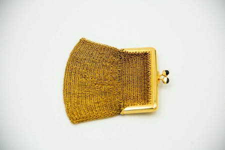 Porta moedas em ouro  amarelo de malha dupla, duas divisórias e cabochões 