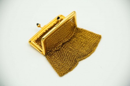 Porta moedas em ouro amarelo de malha dupla, duas divisórias e cabochões 