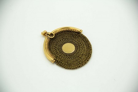 Porta moedas em ouro amarelo de formato circular e motivos florais