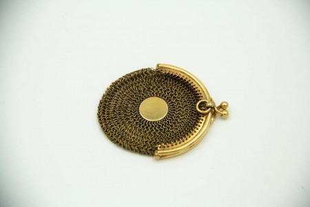 Porta moedas em ouro amarelo de formato circular e motivos florais