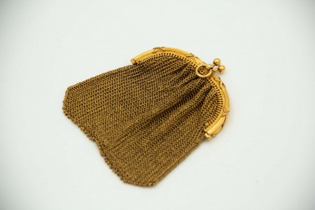 Porta moedas de ouro amarelo com malha dupla, arco relevado e argola de suspensã