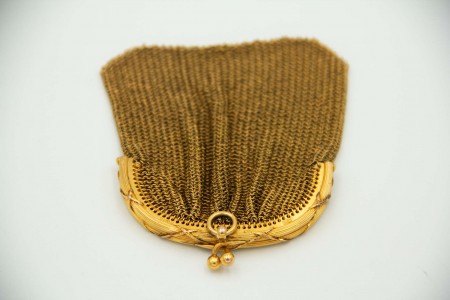 Porta moedas de ouro amarelo com malha dupla, arco relevado e argola de suspensã