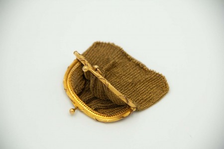 Porta moedas em ouro amarelo com malha dupla, arco relevado e argola de suspensã