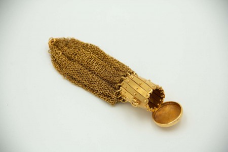 Porta moedas com malha dupla e fecho em forma de tampa em ouro amarelo