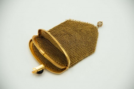 Porta moedas em ouro amarelo de malha dupla para três dinheiros e cabochão