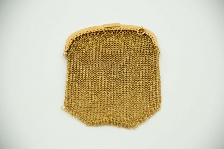 Porta moedas com malha e fecho em ouro e duas divisórias