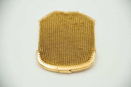 Porta moedas com malha e fecho em ouro e duas divisórias