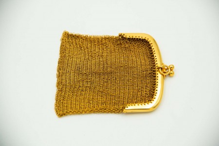 Porta moedas com malha em ouro amarelo e argola de suspensão