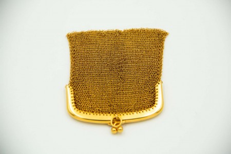 Porta moedas com malha em ouro amarelo e argola de suspensão