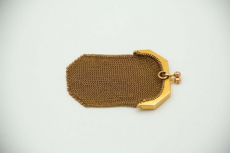 Porta-moedas em ouro amarelo em malha dupla e arco em forma de meio decógono.