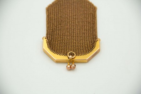 Porta-moedas em ouro amarelo em malha dupla e arco em forma de meio decógono.