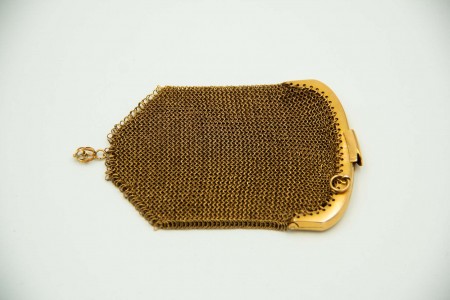 Bolsa porta moedas com malha e fecho em ouro amarelo com argola de suspensão.