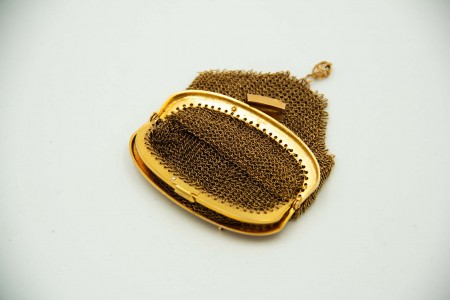 Porta moedas com malha e fecho em ouro amarelo com argola de suspensão.