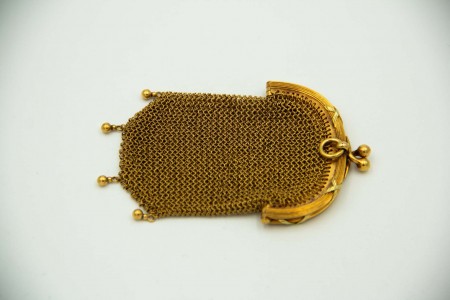  Bolsa porta de malha fina em ouro amarelo, arco relevado e divisória