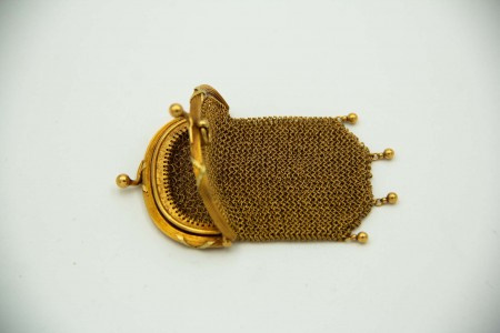  Bolsa porta de malha fina em ouro amarelo, arco relevado e divisória