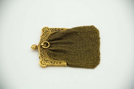 Bolsa porta moedas em ouro amarelo com arco recortado com motivos florais 