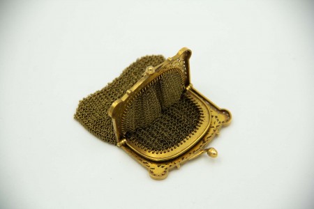 Porta moedas em ouro amarelo com arco recortado com motivos florais 