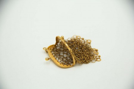 Porta  moedas miniatura em ouro amarelo com malha larga e corrente de suspensão
