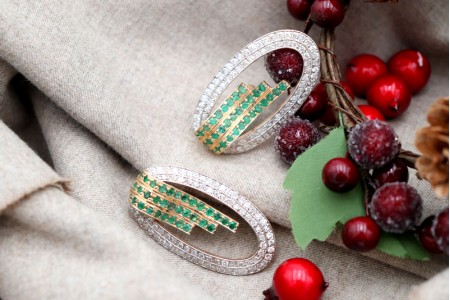 Brincos em ouro de formato ilíptico com diamantes (160) em talhe brilhante 