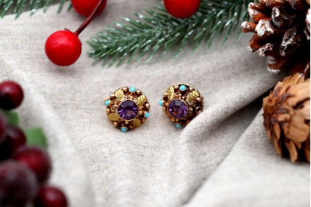 Brincos em ouro de formato circular e recortado, ametistas lapidadas e turquesas