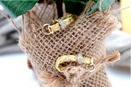 Brincos em ouro bicolor entrelaçados com brilhantes (26) em talhe brilhante.