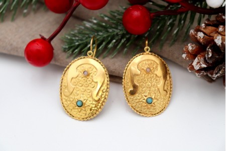 Brincos em ouro de formato oval  com relevos e turquesas com pérolas aplicadas.