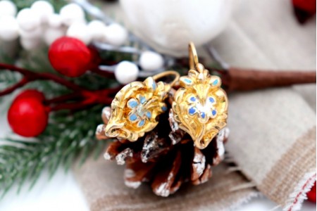 Brincos em ouro com relevos e esmaltado em tom de azul.