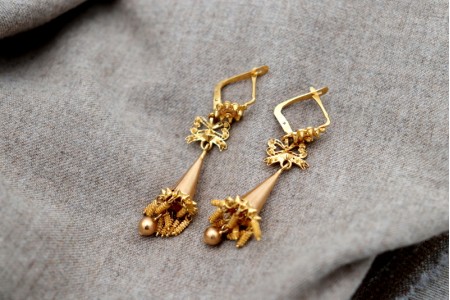 Brincos em ouro filigranado com pingentes articulados e basculantes.
