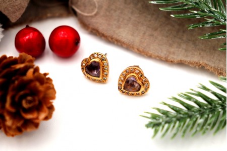  Brincos em ouro em forma de coração com lascas de diamante e pedras lapidadas.