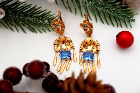 Brincos em ouro com pingentes articulados, turquesas e pedras azuis sintéticas.