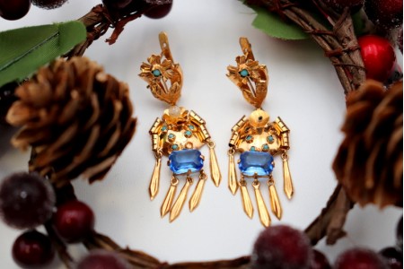 Brincos em ouro com pingentes articulados, turquesas e pedras azuis sintéticas.