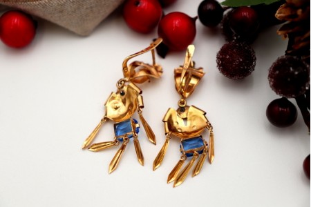 Brincos em ouro com pingestes articulados, turquesas e pedras azuis sintéticas.