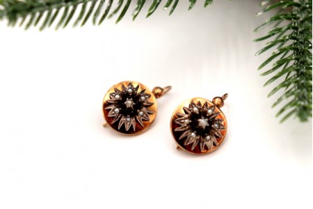 Brincos em ouro e prata de formato floral com pérolas incrustadas.